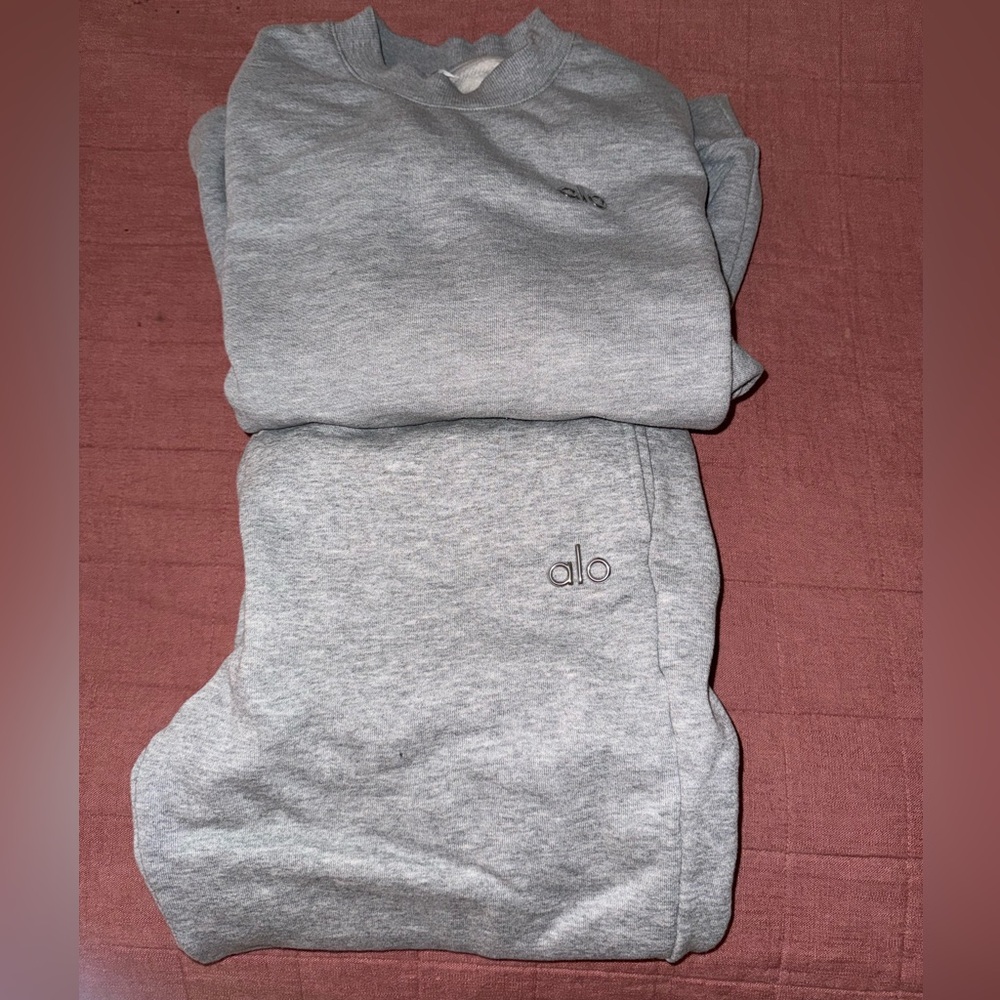 ALO Yoga Women Accolade Sweatpants and  Accolade Crew Neck Pullover set